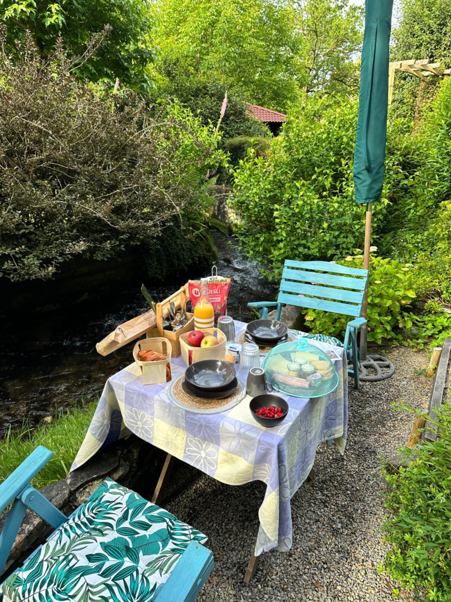 Les Trois Fenetres Bed & Breakfast Beauficel Екстериор снимка